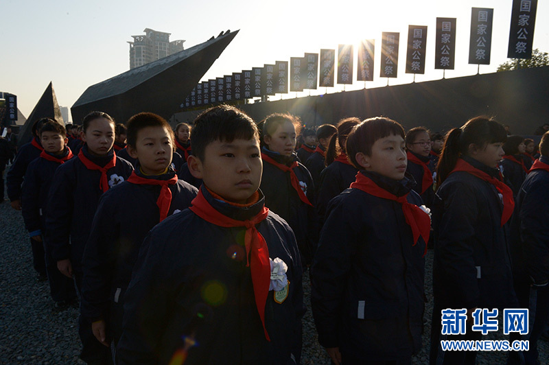 參加國(guó)家公祭儀式的小學(xué)生 參加國(guó)家公祭儀式的小學(xué)生