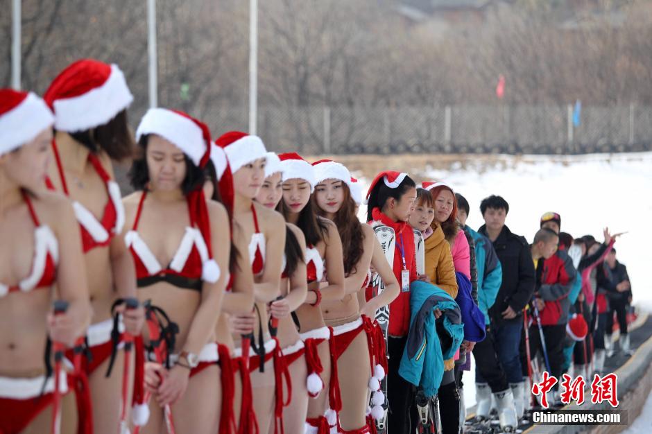 河南美女著圣誕泳裝冰天雪地秀性感身材 河南美女著圣誕泳裝冰天雪地秀性感身材