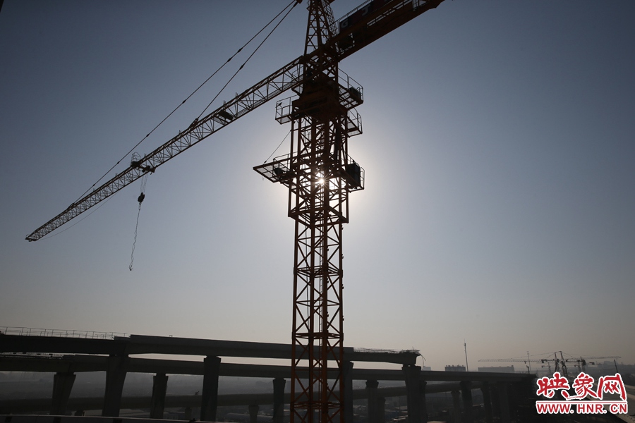 隴海高架與西四環立交仍在緊張施工中。