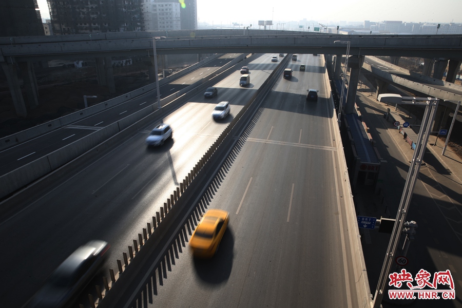 西三環從隴海高架下穿過。