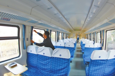 硬座車廂 藍色座套，清清爽爽。