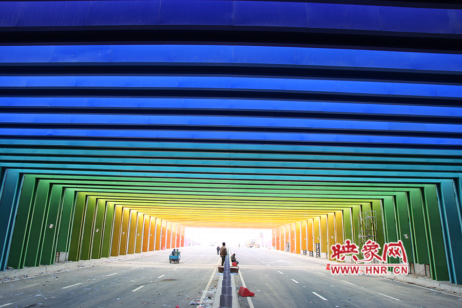 出隧道時由顏色過渡為紫色。 出隧道時由顏色過渡為紫色。