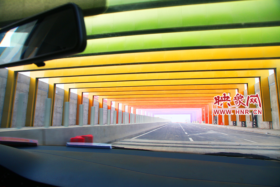 出隧道光線變化由暗到明。 出隧道光線變化由暗到明。