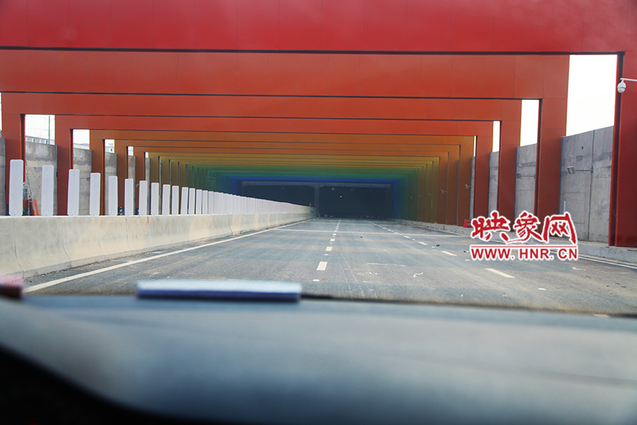 進隧道時,由明到暗。 進隧道時,由明到暗。