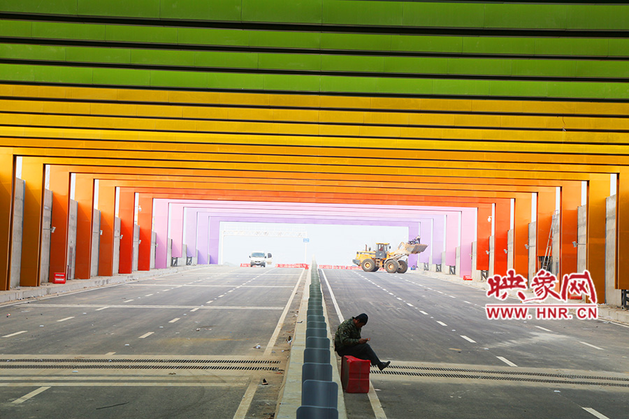 圖為一工人在隧道內休息。 圖為一工人在隧道內休息。