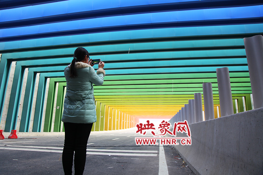 一女孩拿出手機拍照。 一女孩拿出手機拍照。