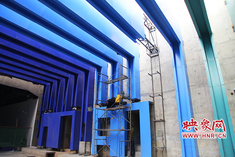 工人還在緊張施工。 工人還在緊張施工。