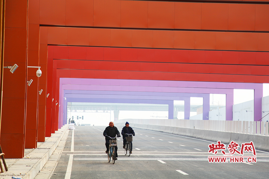 兩位老人騎自行車通過。 兩位老人騎自行車通過。