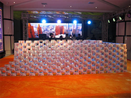 貴州開發商堆1億現金為農民工發工資