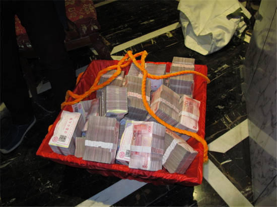 不少農民工的工資是用籮筐挑走的。