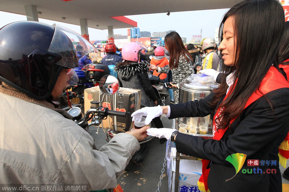 2015年2月10日，廣東佛山，順德龍山加油站為返鄉摩托車免費加油。