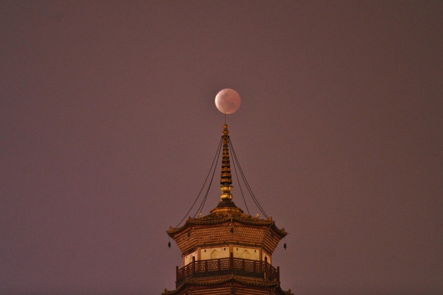 4月4日，廣東省廣州市，月全食與赤崗塔。（二次曝光）石榴/CFP