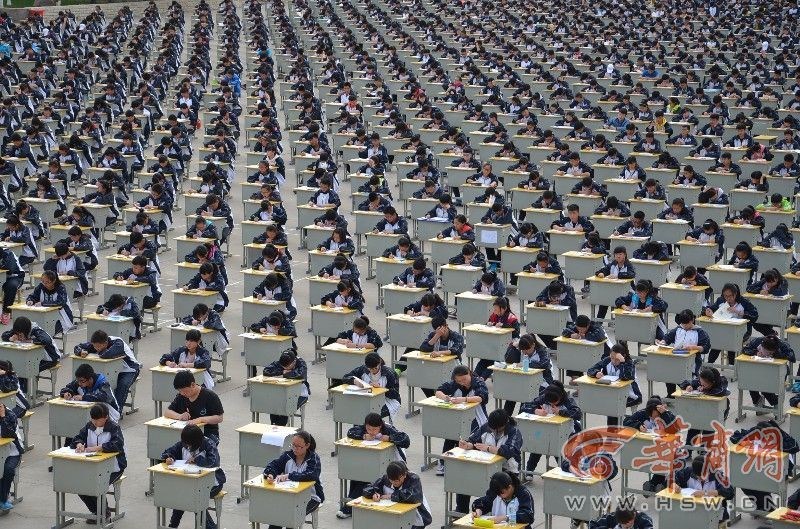 陜西宜川中學1700多考生操場考試