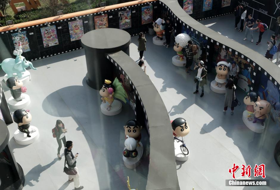 4月22日，游客與蠟筆小新合影。“蠟筆小新25周年紀(jì)念特展”日前在北京開展，吸引了不少市民游客。