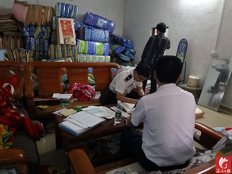 執法人員對“黑心棉”窩點進行登記取證。