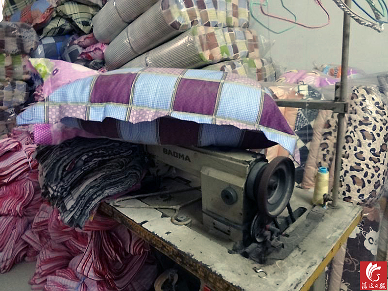 作坊一角。執法人員稱，該作坊利用廢舊棉花和劣質絮用纖維進行違法加工。