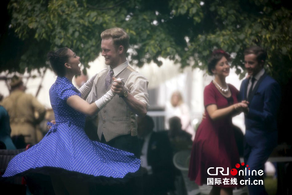 英國民眾身著年代服裝舞蹈慶祝歐戰勝利70周年