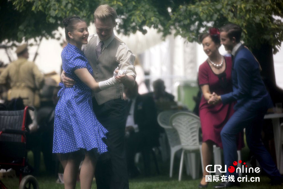 英國民眾身著年代服裝舞蹈慶祝歐戰勝利70周年