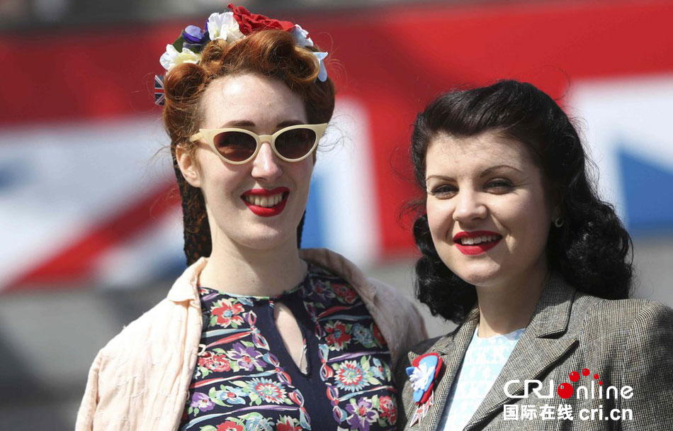 英國民眾身著年代服裝舞蹈慶祝歐戰勝利70周年