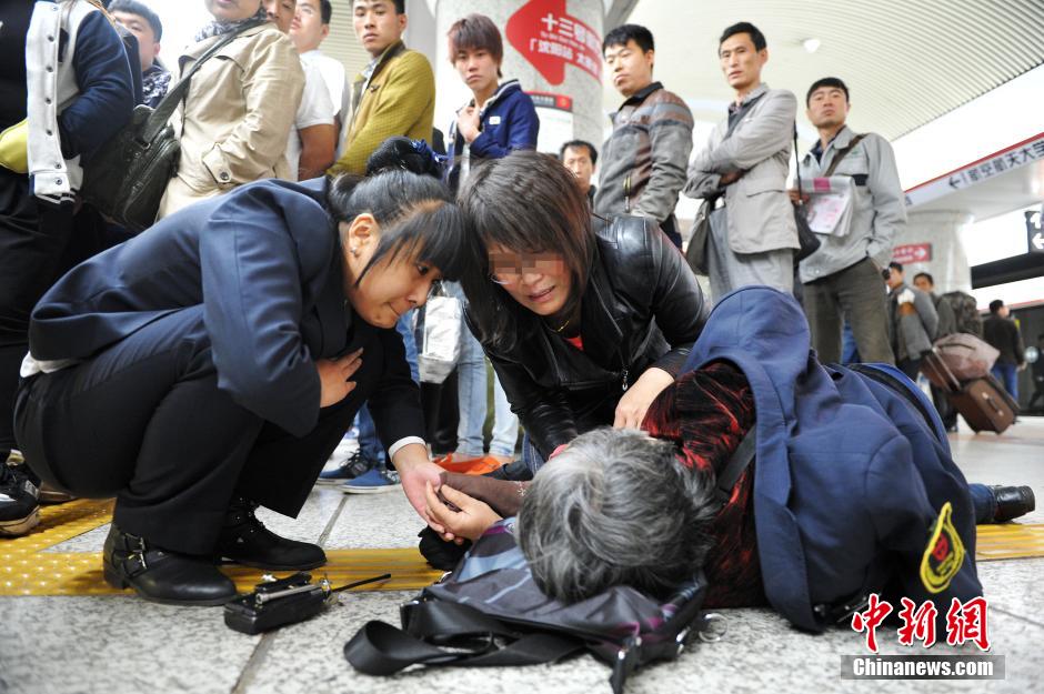 74歲老太地鐵站臺(tái)摔倒稱“有老保，不訛人”