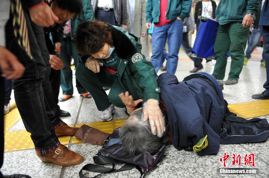 74歲老太地鐵站臺(tái)摔倒稱“有老保，不訛人”