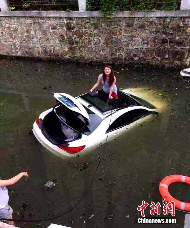 無錫汽車墜河道 司機爬窗逃生 無錫汽車墜河道 司機爬窗逃生