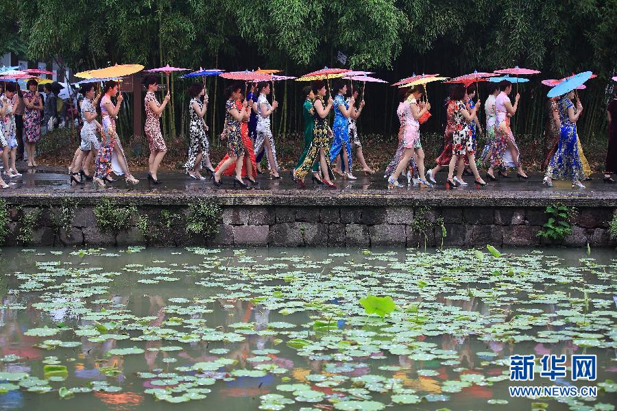 15萬人同秀旗袍 展現中國服飾之美 15萬人同秀旗袍 展現中國服飾之美