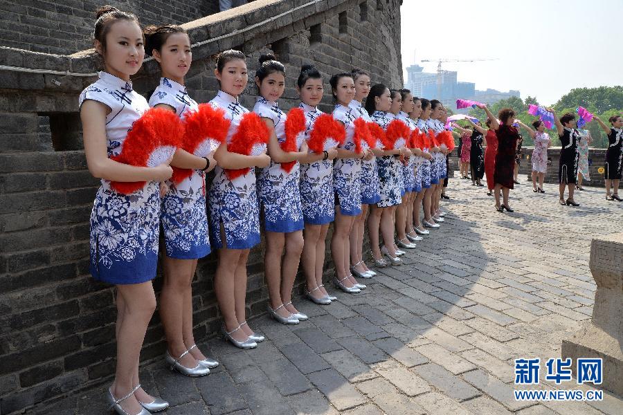 15萬人同秀旗袍 展現中國服飾之美 15萬人同秀旗袍 展現中國服飾之美