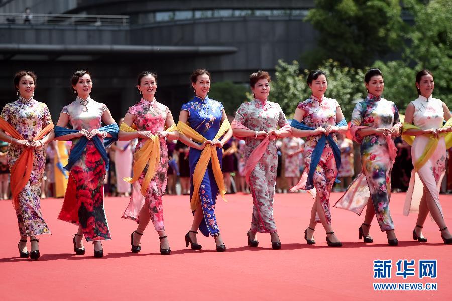 15萬人同秀旗袍 展現中國服飾之美 15萬人同秀旗袍 展現中國服飾之美