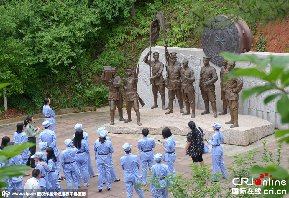 江西贛州干部配偶穿紅軍服進行紅色傳統教育