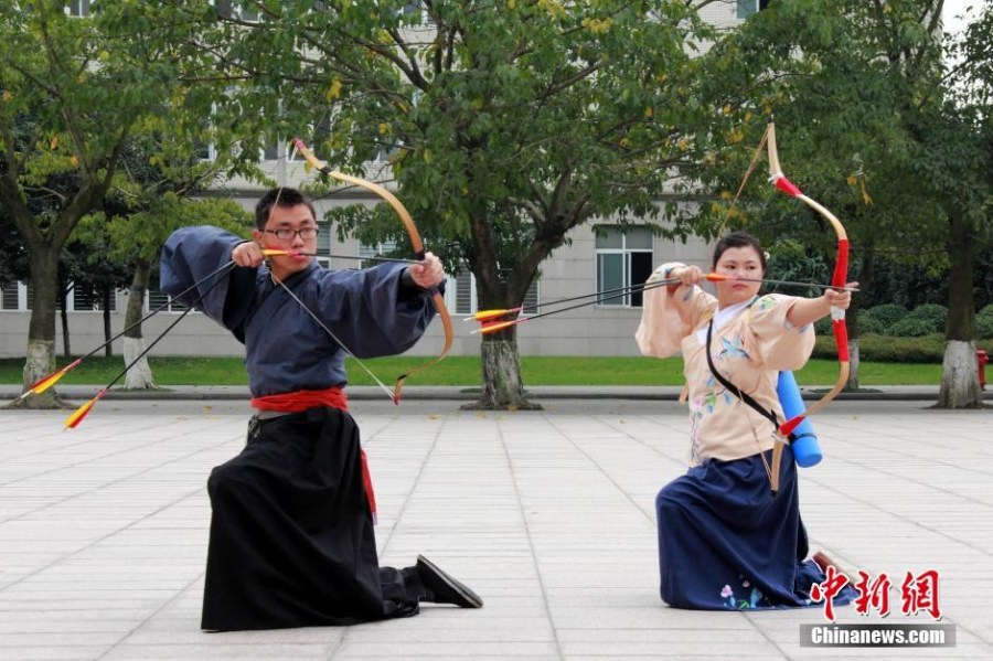 圖為課余練習射箭的“神雕俠侶”胡雅潔和胡默齋。