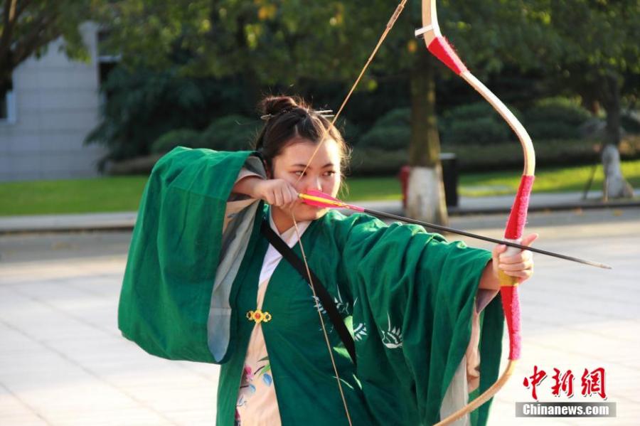 練習射箭的胡雅潔。