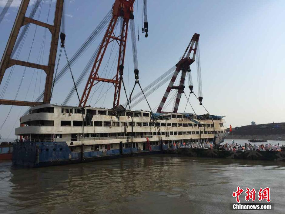 消防官兵進入“東方之星”艙內進行破拆和搜救