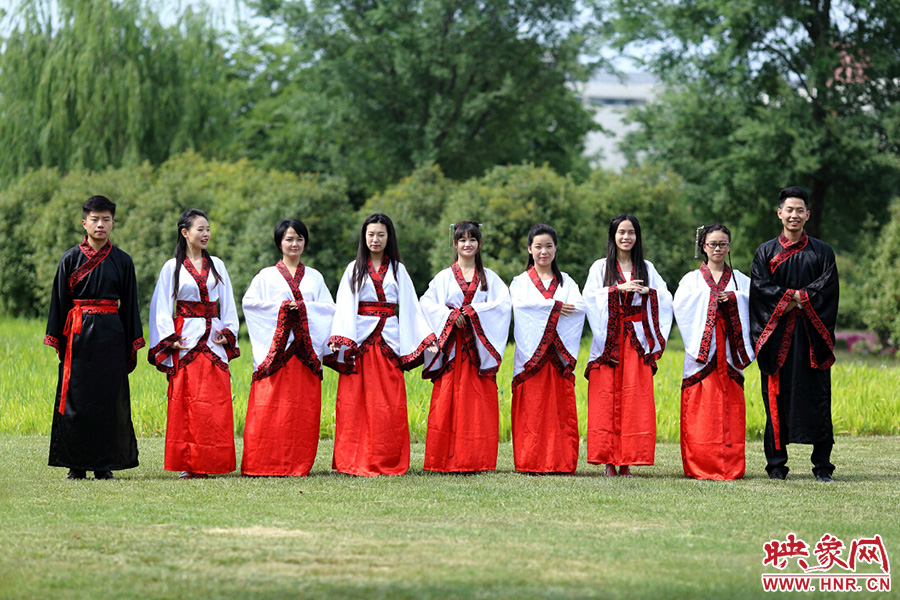 畢業照也“穿越” 畢業照也“穿越”