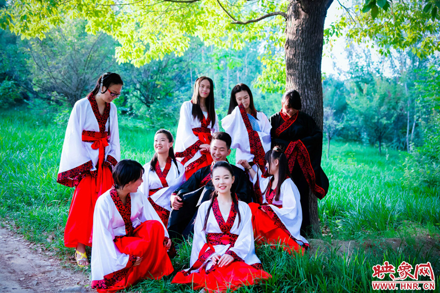 這片樹蔭留下我們太多的歡聲笑語。 這片樹蔭留下我們太多的歡聲笑語。