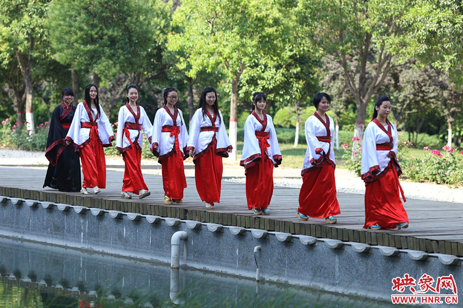 在校園里再走走,下次又不知道是何年何時。 在校園里再走走,下次又不知道是何年何時。