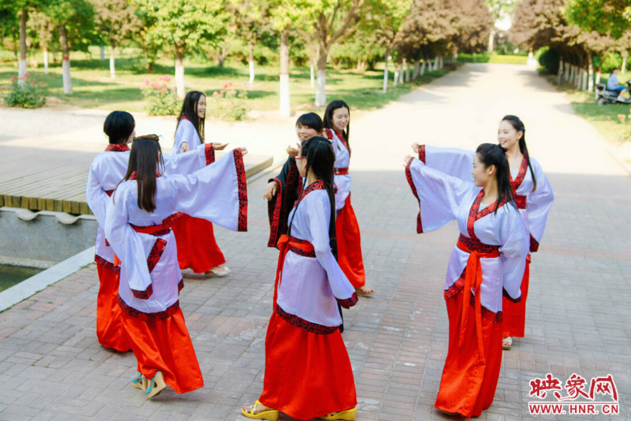 走遍校園的每個角落,只為你能盡可能將有關的記憶都帶走。 走遍校園的每個角落,只為你能盡可能將有關的記憶都帶走。