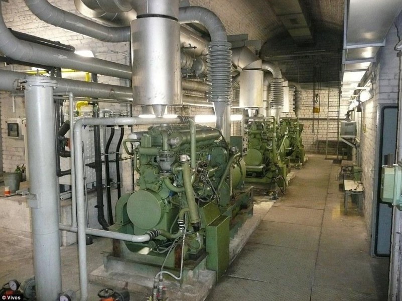 地堡中有無數個洞室,每個都會有自己的安全系統,還有無數可密封的防爆門。 地堡中有無數個洞室,每個都會有自己的安全系統,還有無數可密封的防爆門。