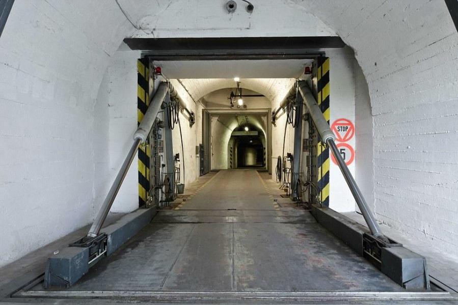 圖為地堡內的通道,皆配備攝像頭。 圖為地堡內的通道,皆配備攝像頭。