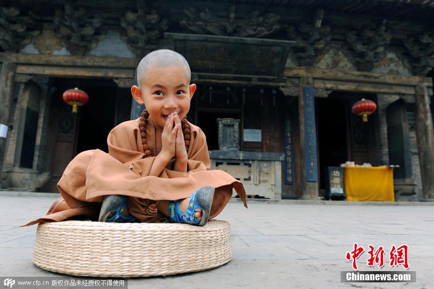 4歲小朋友寺院過暑假 被贊最萌“小和尚” 4歲小朋友寺院過暑假 被贊最萌“小和尚”