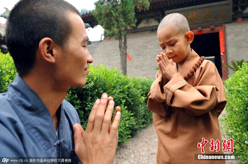 4歲小朋友寺院過暑假 被贊最萌“小和尚” 4歲小朋友寺院過暑假 被贊最萌“小和尚”