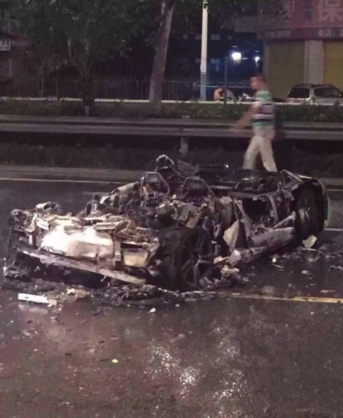 蘭博基尼跑車撞貨車燒成廢鐵 司機當場死亡 蘭博基尼跑車撞貨車燒成廢鐵 司機當場死亡