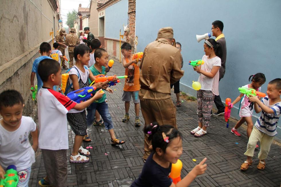 孩子們持水槍打鬼子。