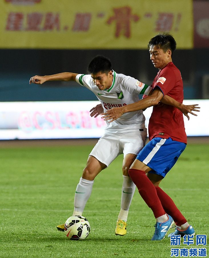 7月19日，杭州綠城隊球員黃希揚（左）在比賽中控球。