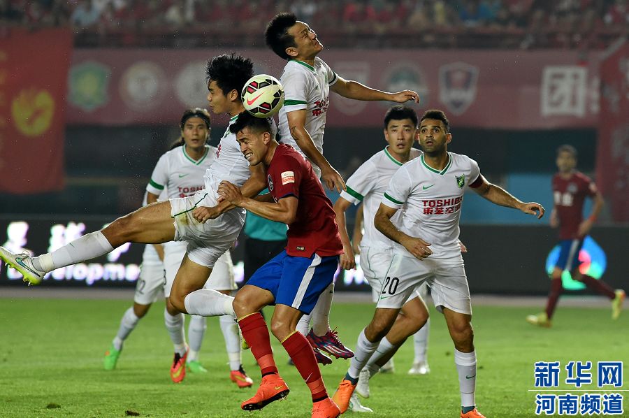 7月19日，河南建業隊球員哈維爾（前排左二）在比賽中與對手爭搶頭球。