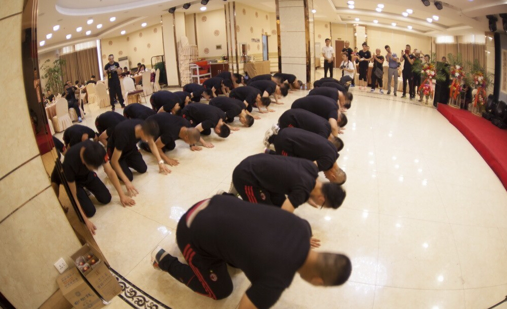 長春散打總教頭舉行收徒儀式 行跪拜大禮 長春散打總教頭舉行收徒儀式 行跪拜大禮