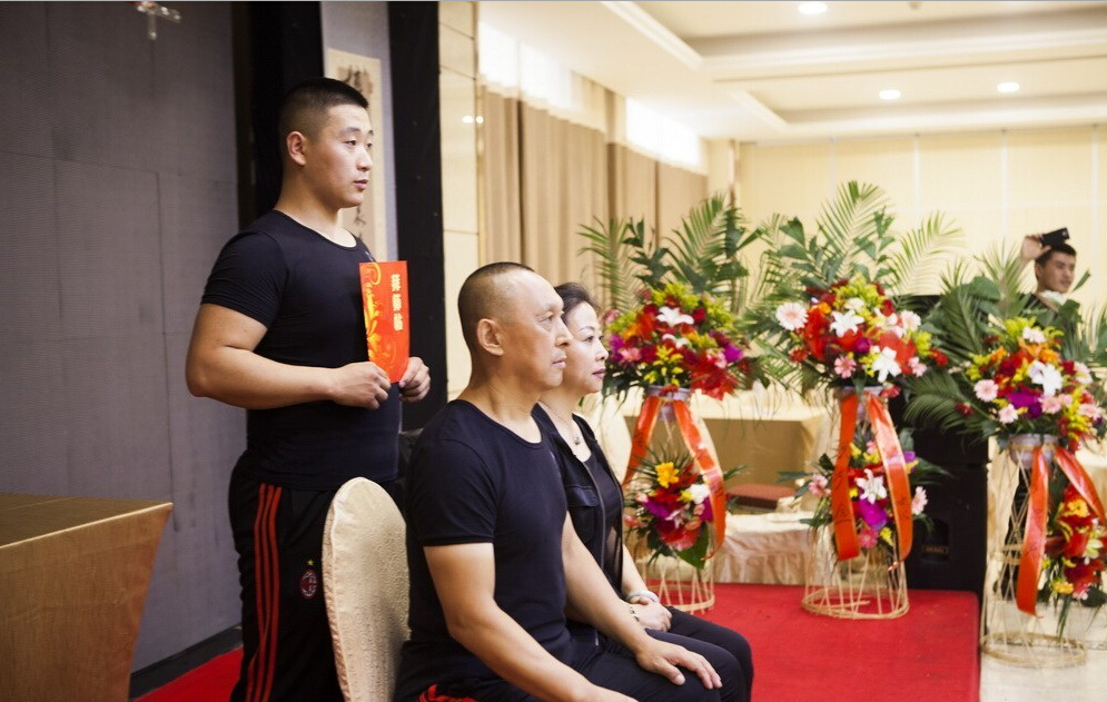 長春散打總教頭舉行收徒儀式 行跪拜大禮 長春散打總教頭舉行收徒儀式 行跪拜大禮