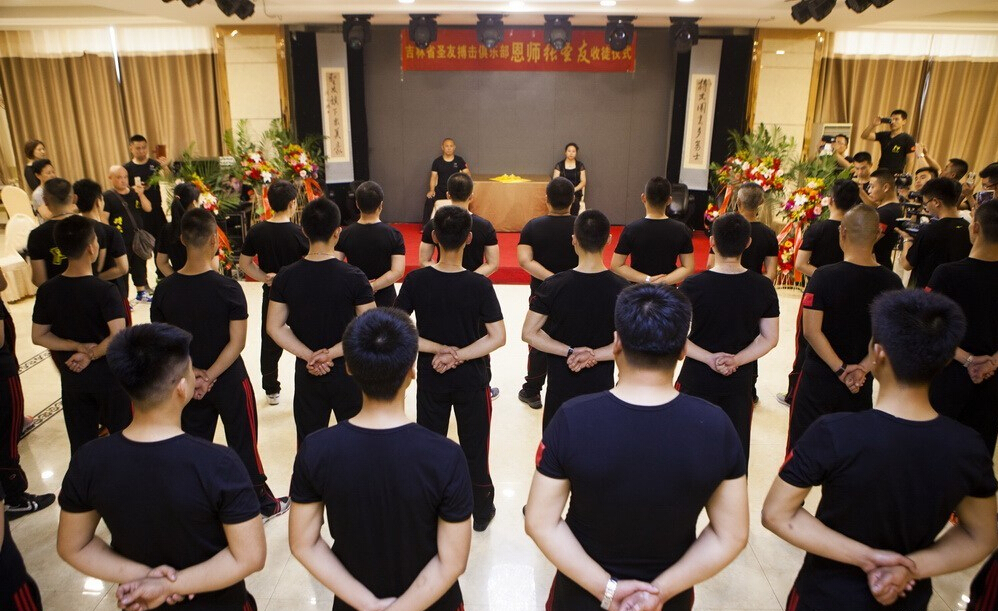 長春散打總教頭舉行收徒儀式 行跪拜大禮 長春散打總教頭舉行收徒儀式 行跪拜大禮