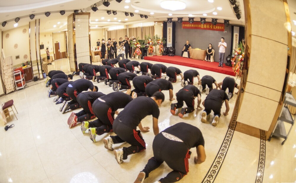 長春散打總教頭舉行收徒儀式 行跪拜大禮 長春散打總教頭舉行收徒儀式 行跪拜大禮