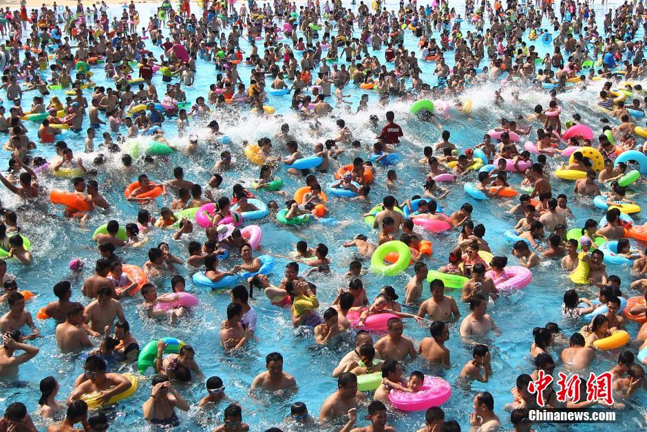 8月1日，民眾扎堆在南京湯山歡樂水魔方水上樂園戲水，享受“冰火兩重天”的涼爽和激情。連日來，中國大部分地區迎來高溫天氣。